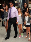 Сильвестр Сталлоне (Sylvester Stallone) Arrive the Letterman Show with wife and Daughters July 19, 2010 - 10xHQ 41244b207609301